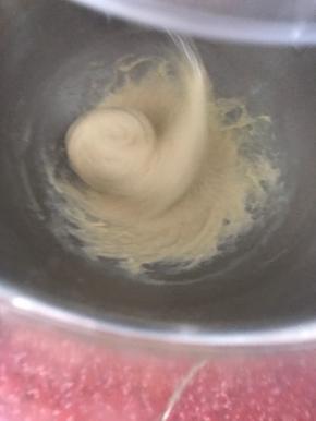 黄油充分搅拌均匀后，开5档告诉搅打面团。