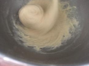 黄油充分搅拌均匀后，开5档告诉搅打面团。