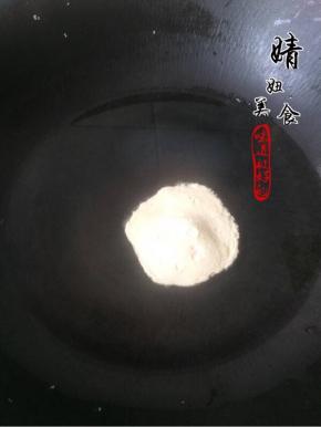 锅中水烧热放入吉利丁粉
