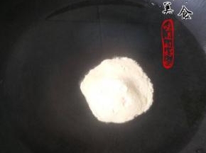 锅中水烧热放入吉利丁粉