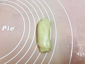 取一份面团压扁