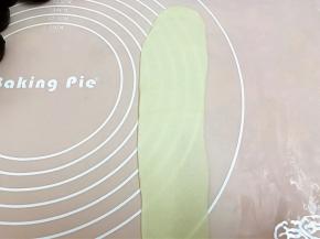 用擀面杖擀长，再从上往下卷起，擀的长一些酥皮效果越明显
但是一定不要擀破酥了哦