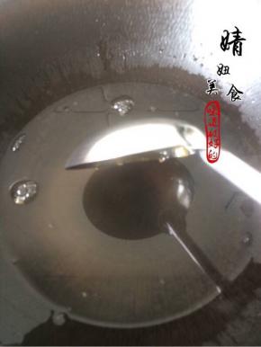 用勺子不停的搅拌
大概一分钟左右吉利丁粉完全溶解即可！