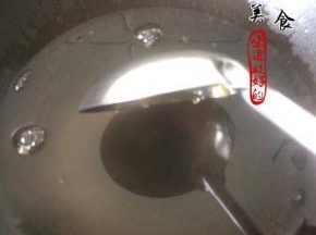 用勺子不停的搅拌
大概一分钟左右吉利丁粉完全溶解即可！

