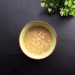 香蕉用勺子按成泥状