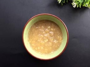 香蕉用勺子按成泥状