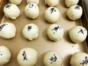 顶部撒上黑芝麻