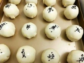 顶部撒上黑芝麻