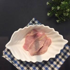 里脊肉切大约1.5厘米的厚度多用清水浸泡中途换去血水，用牙签在里脊肉上多扎些孔，方便腌制入味