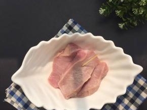 里脊肉切大约1.5厘米的厚度多用清水浸泡中途换去血水，用牙签在里脊肉上多扎些孔，方便腌制入味