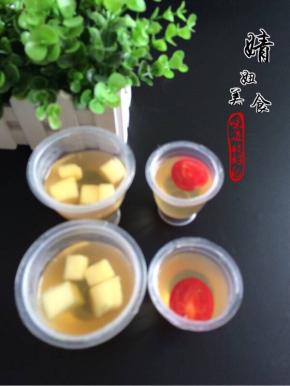 果肉粒放在模具里面，将温度室温的果冻汁倒进去！

放进冰箱冷藏凝固即可！我用了不到三个小时就完全凝固了！这个时间自己把握哈！