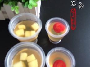 果肉粒放在模具里面，将温度室温的果冻汁倒进去！

放进冰箱冷藏凝固即可！我用了不到三个小时就完全凝固了！这个时间自己把握哈！

