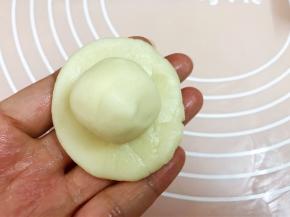 取一份水油皮压扁，包入一份油酥