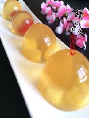 全程步骤结束
把凝固好的水晶果冻倒扣即可！是不是很晶莹剔透啊！超级好吃哦！
自己吃就不用倒扣了哈！