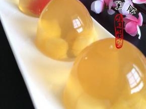 全程步骤结束
把凝固好的水晶果冻倒扣即可！是不是很晶莹剔透啊！超级好吃哦！
自己吃就不用倒扣了哈！

