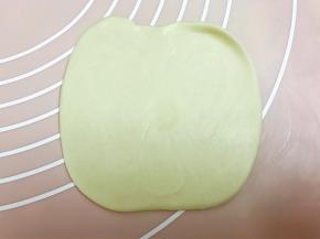 擀成中间厚边缘薄的圆形