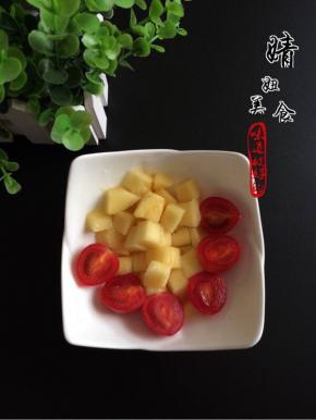 果肉我准备的是芒果肉切小丁，圣女果少许！根据自己口味选择水果