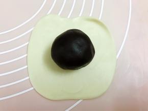 包入一个豆沙蛋黄