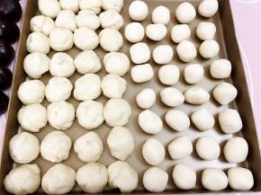 水油皮和油酥分别分成32份，盖上保鲜膜以防水份流失