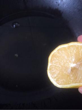 柠檬汁数滴！用手挤压3-4次即可！
水烧开之后改小火，记得用勺子不停的搅拌！