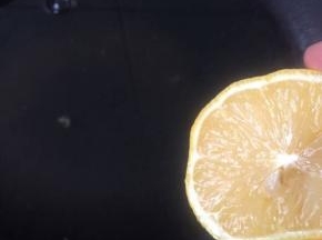 柠檬汁数滴！用手挤压3-4次即可！
水烧开之后改小火，记得用勺子不停的搅拌！

