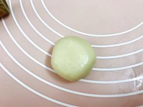 用虎口收紧口后压扁