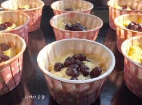 用蜜豆装饰一下，烤箱上下火175度预热5分钟，完后放入食材，烤盘放中下层烤20分钟表面金黄即可。
