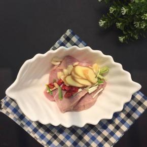 做叉烧之前必须要先腌制：放入葱姜蒜、辣椒少许去腥，不喜欢辣椒的可以不放哈