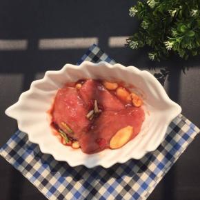 食用油1小勺（如果用五花肉就不用加了，为了增加口感更好这次添加了少许食用油）料酒1汤匙去腥，带一次性手套翻拌均匀里脊肉，盖上保鲜膜放冰箱冷藏4小时左右入味，中途记得把里脊肉再翻2次方便更入味哦