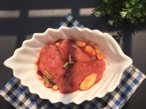 食用油1小勺（如果用五花肉就不用加了，为了增加口感更好这次添加了少许食用油）料酒1汤匙去腥，带一次性手套翻拌均匀里脊肉，盖上保鲜膜放冰箱冷藏4小时左右入味，中途记得把里脊肉再翻2次方便更入味哦