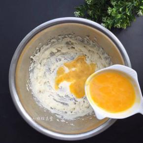 软化好的黄油加白砂糖打发至蓬松，分2次加入鸡蛋液，每次都要打发均匀