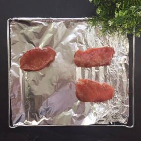 腌制好之后去掉葱姜蒜辣椒，里脊肉放至锡纸上；烤箱上下火190度预热5分钟，完后放入食材，烤盘放中下层烤15分钟左右里脊肉表面酱汁发干，取出将肉块表面刷上蜂蜜，每个面都要刷均匀哦，翻面继续烤15分钟，如果想要叉烧表面更亮，可以在出烤箱前5分钟再刷一次蜂蜜，美味的蜜汁叉烧就完成啦
温馨提醒：不喜欢里脊肉口感的建议五花肉，根据自己的喜好选择