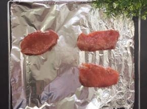 腌制好之后去掉葱姜蒜辣椒，里脊肉放至锡纸上；烤箱上下火190度预热5分钟，完后放入食材，烤盘放中下层烤15分钟左右里脊肉表面酱汁发干，取出将肉块表面刷上蜂蜜，每个面都要刷均匀哦，翻面继续烤15分钟，如果想要叉烧表面更亮，可以在出烤箱前5分钟再刷一次蜂蜜，美味的蜜汁叉烧就完成啦
温馨提醒：不喜欢里脊肉口感的建议五花肉，根据自己的喜好选择