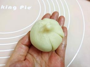 用虎口收口，把多余的面团揪掉
一定要收紧口，不然烤的时候会裂开哦