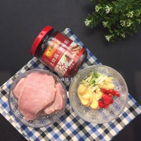 用料准备里脊肉350g、叉烧酱、葱姜蒜辣椒段