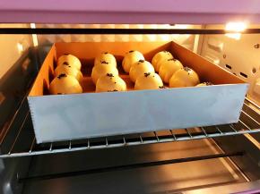 放入预热好的烤箱中层上下火180度烤30分钟