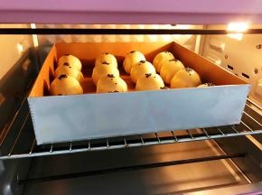 放入预热好的烤箱中层上下火180度烤30分钟