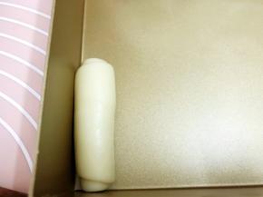 摆入烤盘里，做完的都要盖上保鲜膜