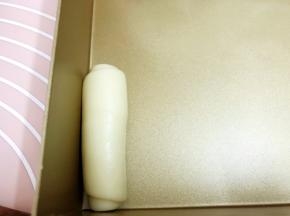 摆入烤盘里，做完的都要盖上保鲜膜