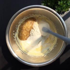 加入过筛的低筋面粉、加入泡打粉、牛奶、香蕉泥