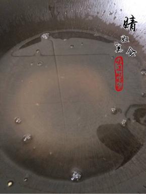 做好的果冻汁待凉至温热即可！

防止直接倒入果肉里破坏卫生素！