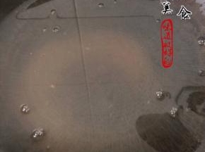 做好的果冻汁待凉至温热即可！

防止直接倒入果肉里破坏卫生素！

