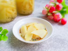 将姜片和糖醋汁放入干净的用开水烫过的玻璃瓶，凉透盖上盖子，放入冰箱冷藏三小时就可以吃了