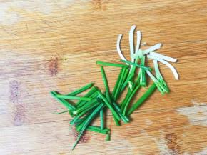 小葱洗净切断