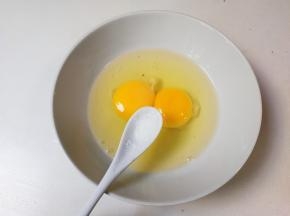 鸡蛋打进碗里放少许盐