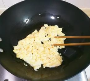 热锅热油倒入鸡蛋液，用筷子划至蛋液快全部凝固，划散盛出