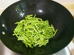 锅中余油放入洗净切成段的芦蒿翻炒片刻