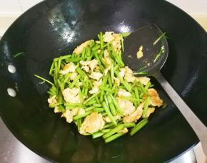 放入蛋块翻炒均匀