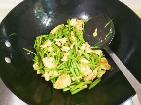 放入蛋块翻炒均匀