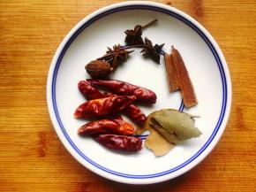 拿出准备好的香料用水冲洗一下，用厨房纸巾擦干水备用。香料有很多灰尘，一定要洗一下再用。